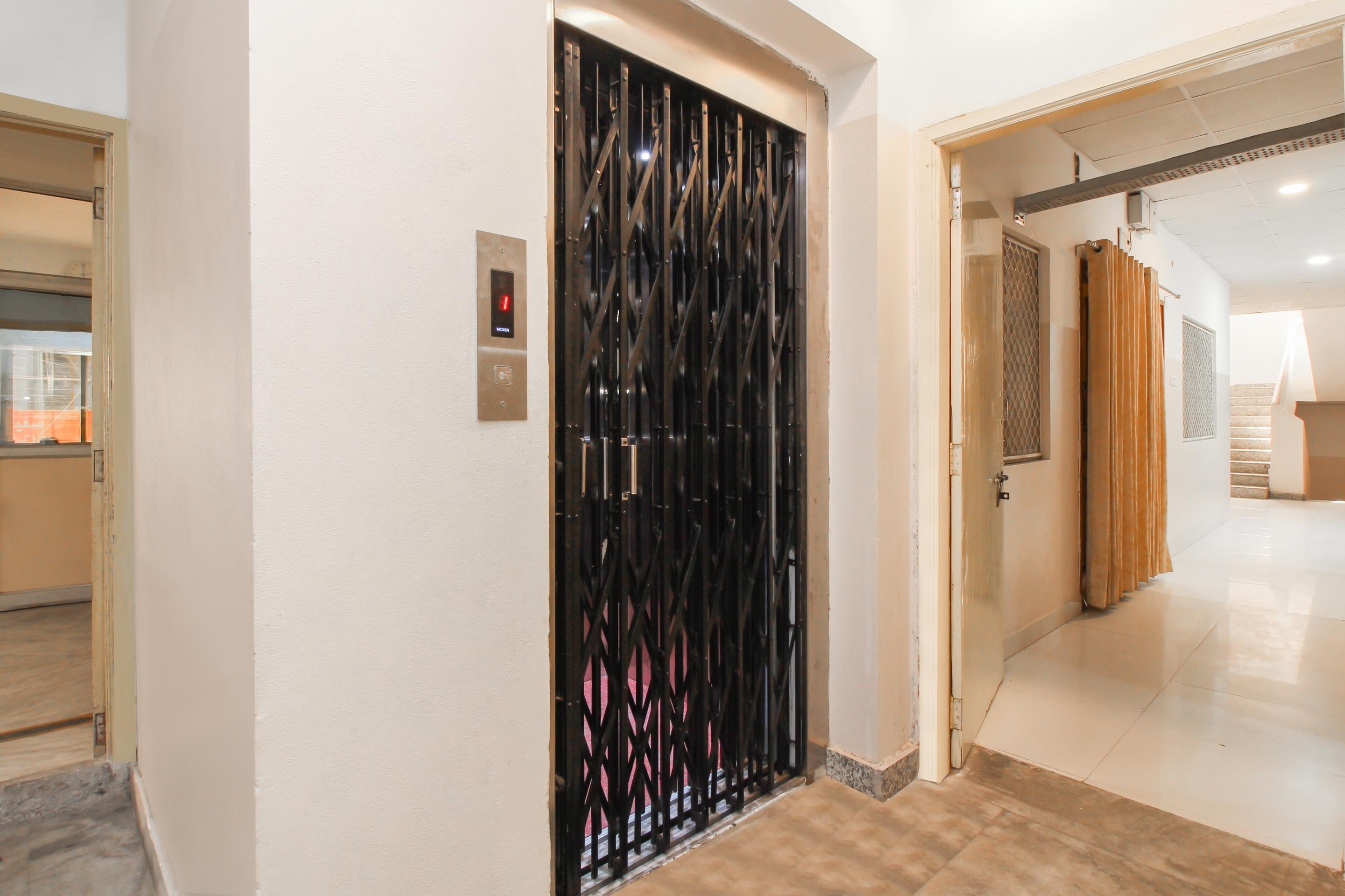 Oyo 37499 Saba Service Apartments Hyderabad Exterior photo